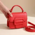 Rote Mini Umhängetasche für Damen, stilvolle kleine Handtasche mit Griff und großer Schnalle. - S / Rot