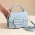 Hellblaue Mini-Handtasche, stilvolle einfarbige PU-Leder Umhängetasche mit dekorativer Schnalle. - S / Blau
