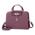 Elegante paarse handtas voor dames met handvat, schouderriem en gouden hertenhanger. - Paars