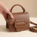 Kleine braune Umhängetasche, stilvolle PU-Ledertasche mit Schnalle und praktischem Tragegriff. - S / Braun