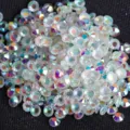 Gros plan de strass à dos plat couleur AB pour nail art et décoration de vêtements. - Dos plat blanc nude AB