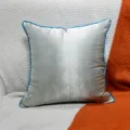 Federa per cuscino geometrica argento moderna con profilo blu, elegante decorazione per casa. - 30x50cm (Senza Imbottitura) / Argento e blu con bordino