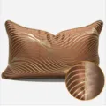 Fodera per cuscino decorativa marrone con motivo ad onda dorata e dettaglio in tessuto. - 40x60cm (Grande Cuscino Lombare con Imbottitura in Cotone PP) / Stile con bordo AB marrone - posizione del motivo casuale