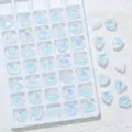 Nahaufnahme von schimmernden herzförmigen Kristall-Strasssteinen für Nagelkunst und DIY-Etuis. - 10 mm, 45 Stk./Packung / 07 Weißer Mokka-Opal