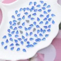 Vue détaillée de strass en verre bleu en forme de larme, cristaux thermocollants pour nail art. - 100 Pièces/Paquet / Bleu foncé