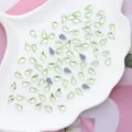 Groene druppelvormige kristallen strass steentjes platte glasstenen voor nail art 8x4.8mm - 100 Stuks/Pak / Fruitgroen