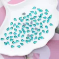 Groene druppelvormige strass kristallen met platte achterkant voor nail art en DIY knutselen. - 100 Stuks/Pak / Pauwenblauw