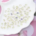 Druppel glas strass steentjes 8x4.8mm platte achterkant glinsterende nail art lichtgeel variant. - 100 Stuks/Pak / Lichtgeel