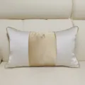 Cuscino decorativo moderno con pannello in raso dorato e tessuto bianco testurizzato. - 40x60cm (Grande Cuscino Lombare con Imbottitura in Cotone PP) / Bianco Sporco AB Con Profilo