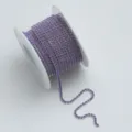 Lila Strass Krallenkette auf weißer Spule für DIY Schmuckherstellung und Bastelzubehör Design. - Fluoreszierendes Lila AB