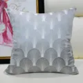 Housse de coussin décorative moderne motif éventail géométrique gris pour canapé salon. - Grosse coquille grise style AB sans passepoil