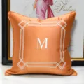 Fodera per cuscino in peluche arancione con bordo geometrico bianco e ricamo monogramma M. - 45x45cm [Piccola Federa per Cuscino Solo] / Finitura satinata M - stile ricamato