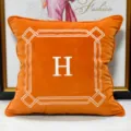 Luxus orange Plüsch Kissenbezug mit weißer H-Bestickung und geometrischem Rand für Sofa. - Klassisches Orange H - abriebfester Samt bestickt