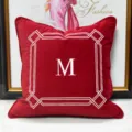 Rotes Samtkissen mit weißer geometrischer Stickerei und Buchstabe M für elegante Heimdekoration. - Rotes M - abriebfester Samt bestickt