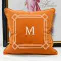 Federa per cuscino decorativo in peluche arancione con bordo geometrico ricamato bianco e lettera M. - 45x45cm [Piccola Federa per Cuscino Solo] / Arancione classico M - stile ricamato in velluto resistente