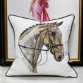 Fodera per cuscino decorativa bianca con squisita testa di cavallo ricamata e profilo marrone. - 45x45cm con Anima in Velluto di Piuma / Testa di cavallo bianca ricamata di lusso - stile con bordo