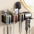 Étagère Murale de Salle de Bain en Noyer avec Support Multifonctionnel pour Sèche-Cheveux - Famille de Trois (Avec Gobelets Colorés)
