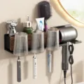Support mural pour sèche-cheveux en noyer et métal avec porte-brosses à dents et tasses. - Famille de Trois (Avec Gobelets Cannelés)