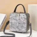 Elegante grijze vierkante handtas met bloemenborduurwerk, handvat en crossbodyriem. - 18x8x19 / Grijs