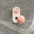 Primo piano di un gancio da parete divertente a labbra, simpatico gancio rosa per la casa. - Rosa