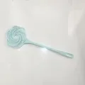 Batteur a tapis en plastique bleu clair pour le nettoyage domestique des couettes. - Bleu