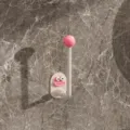 Gancio da parete rosa carino con bocca e occhi divertenti, adesivo sul retro, altezza 13,5 cm. - Rosa