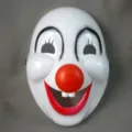 Primer plano detallado de la máscara de payaso blanca de plástico con nariz roja y dientes. - Máscara de Payaso Lindo / Pieza Individual