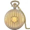 Vintage bronzen quartz zakhorloge detail met prachtig gegraveerde kast en bijpassende ketting. - Bronskleurig gesneden schild