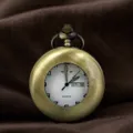 Vintage bronzen quartz zakhorloge met witte wijzerplaat en duidelijke datumweergave. - Brons