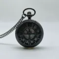 Vintage zwarte kwarts zakhorloge met ketting, grote wijzerplaat en klassieke cijfers. - Gunmetal