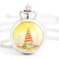 Detailopname van een zilveren kettingzakhorloge met een feestelijk kerstboom wijzerplaatontwerp. - Afbeelding 2