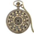 Detail van een vintage bronzen zakhorloge met ingewikkeld hol bladpatroon en bijbehorende ketting. - Brons 2