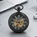 Reloj de bolsillo mecánico esqueleto retro con caja negra tallada y números romanos. - Negro