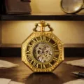 Detail van mechanische achthoekige zakhorloge, messing retro Romeinse cijfers wijzerplaat. - Goud