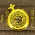 Clásico reloj de bolsillo mecánico hueco vintage en tono dorado con estética antigua. - Máscara luminosa dorada