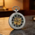 Vintage mechanische zakhorloge met skeleton wijzerplaat en gegraveerde kast voor heren - Zilver
