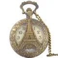 Gedetailleerde close-up van de retro bronzen zakhorloge wijzerplaat en gegraveerde ketting. - Opengewerkte Eiffeltoren