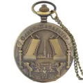 Vintage bronskleurig zakhorloge detail met Sint-Petersburg reliëf en bijpassende ketting. - Klassieke architectuur 1
