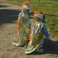 Kids dinosaur cape costume, shiny holographic hooded cloak with orange spikes for Halloween party. - 150 cm / Robe / Green Multicolor