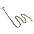 Close-up detail van vintage bronzen zakhorlogeketting, metalen T-bar en sluiting accessoire. - Brons