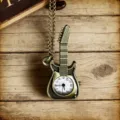 Detail vintage gitaar hanger zakhorloge, bronskleurige metalen ketting, retro houten tafel. - Gitaar