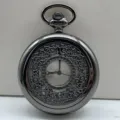 Gedetailleerd overzicht van het vintage holle quartz zakhorloge met prachtig metalen snijwerk. - Zwart