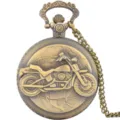 Vintage bronzen zakhorloge met een driedimensionaal motorreliëf en klassieke ketting. - Motorfiets / Antiek Brons