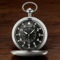 Gedetailleerd aanzicht van zilveren quartz zakhorloge met zwarte wijzerplaat en datum. - Zwarte Wijzerplaat