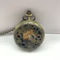 Vintage bronzen mechanische zakhorloge met skelet tandwiel ontwerp en bijbehorende ketting. - Brons