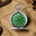 Stijlvol vintage groen kwarts zakhorloge met datumweergave, lichtgevende wijzers en ketting. - Groene Wijzerplaat