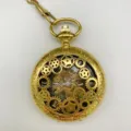 Gouden mechanische zakhorloge detail met ingewikkeld tandwielontwerp en romeinse cijfers. - Goud