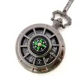 Close-up van het vintage metalen zakhorloge met een geintegreerde functionele kompaswijzerplaat. - Zwart