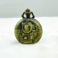 Vintage bronzen kwarts zakhorloge met stoomlocomotief reliëf ontwerp voor stijlvolle heren. - Zoals weergegeven in figuur (1)