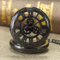 Vintage holle mechanische zakhorloge met romeinse cijfers en tandwielontwerp in het zwart. - Gunmetal